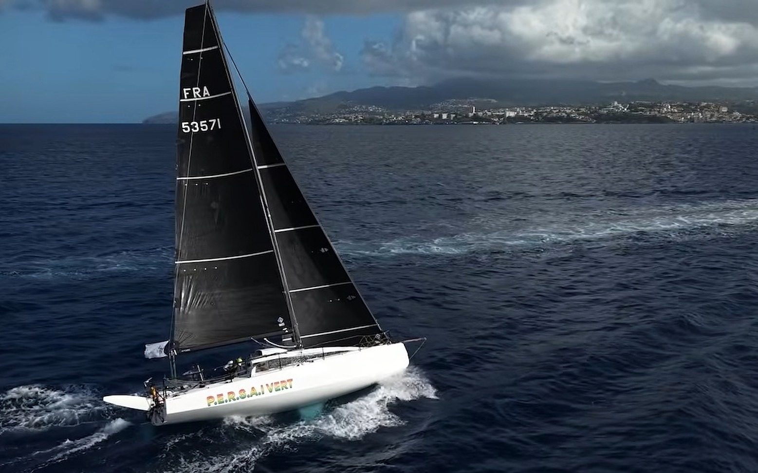 Le JPK 10.50 P.E.R.S.A.I VERT a l'approche des cotes de la Martinique