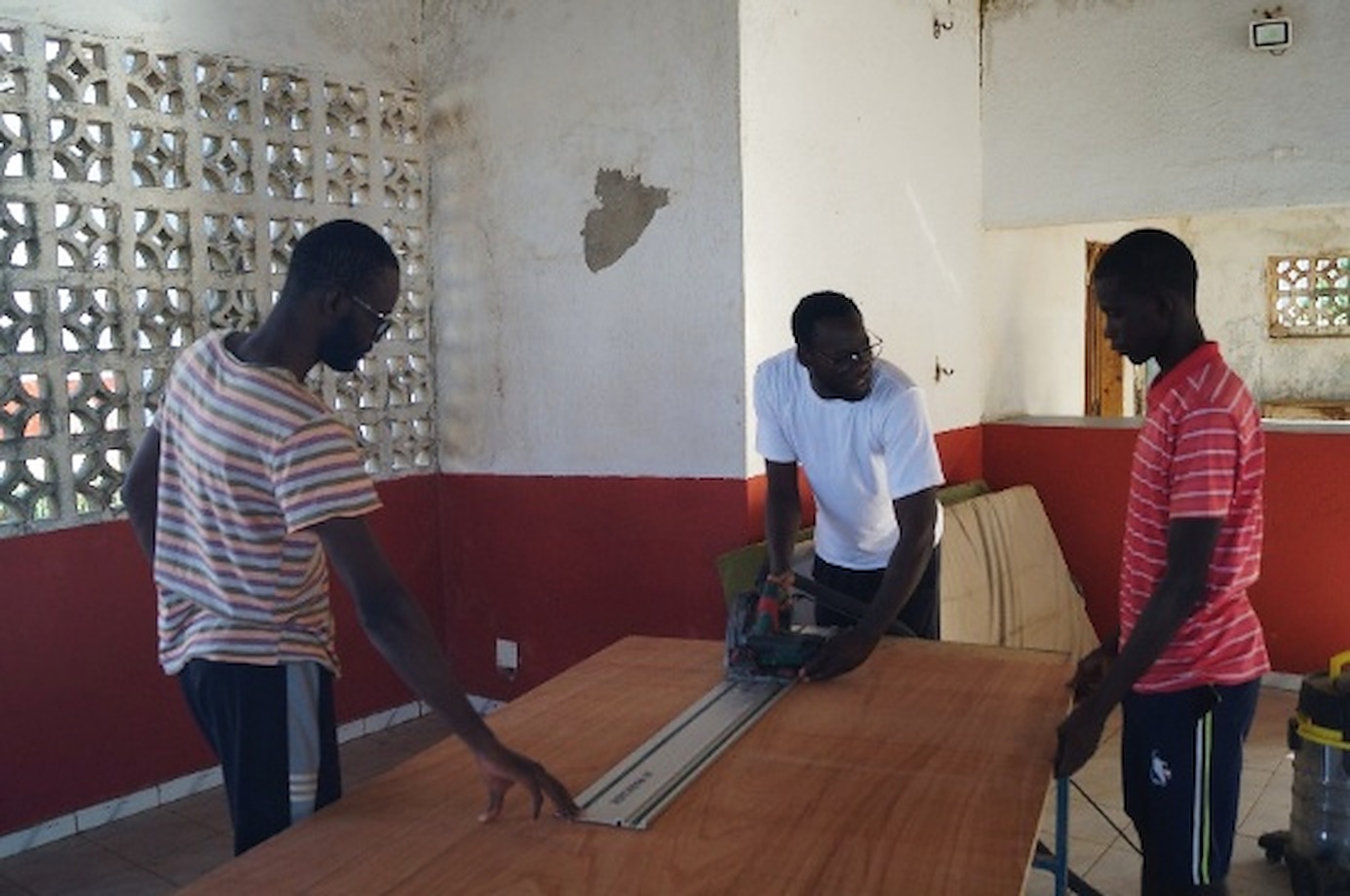 Assemblage des elements du modele en bois de la pirogue