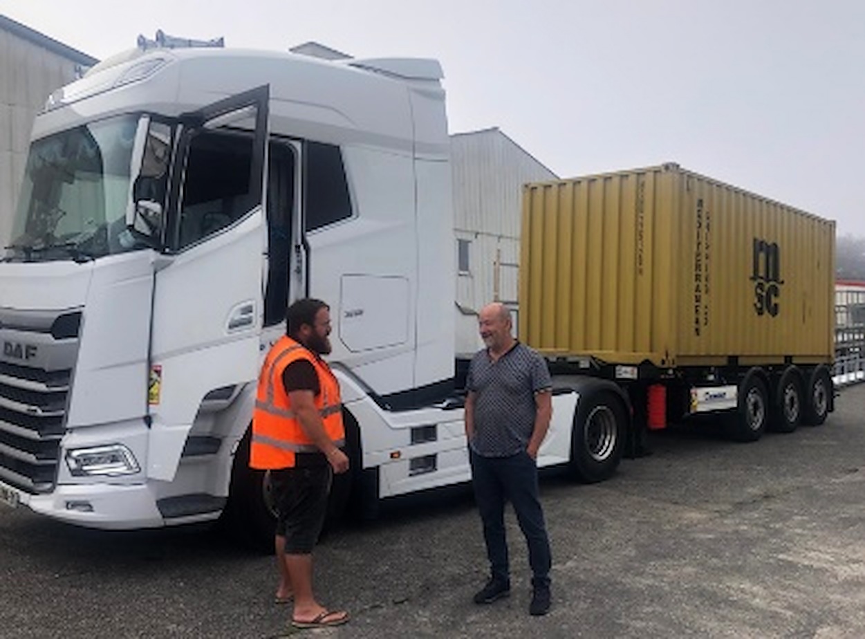 Le camion et le conteneur avant le depart pour le Senegal
