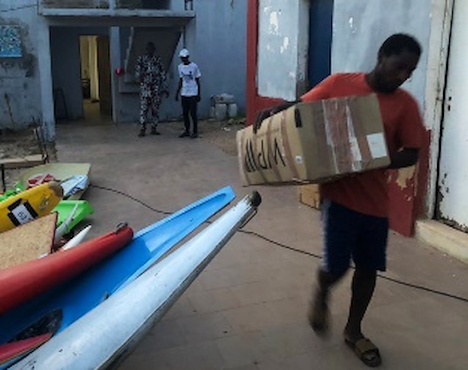 Dechargement des colis par les habitants du quartier du quai de peche