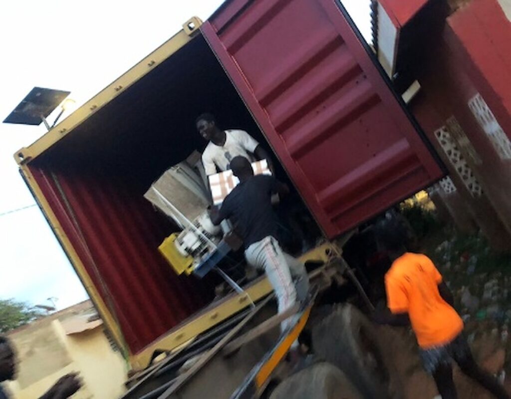 Dechargement du conteneur au centre de formation de Ngaparou