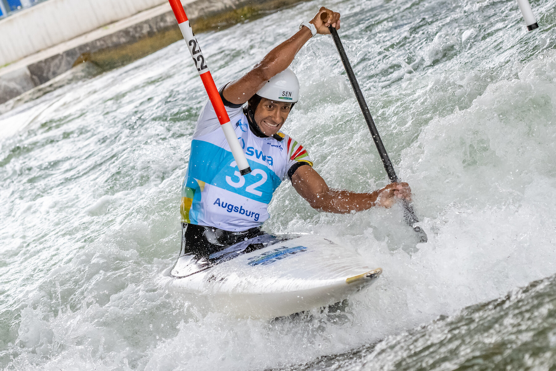 Jean-Pierre Bourhis, céiste sénégalais, en action en canoë slalom