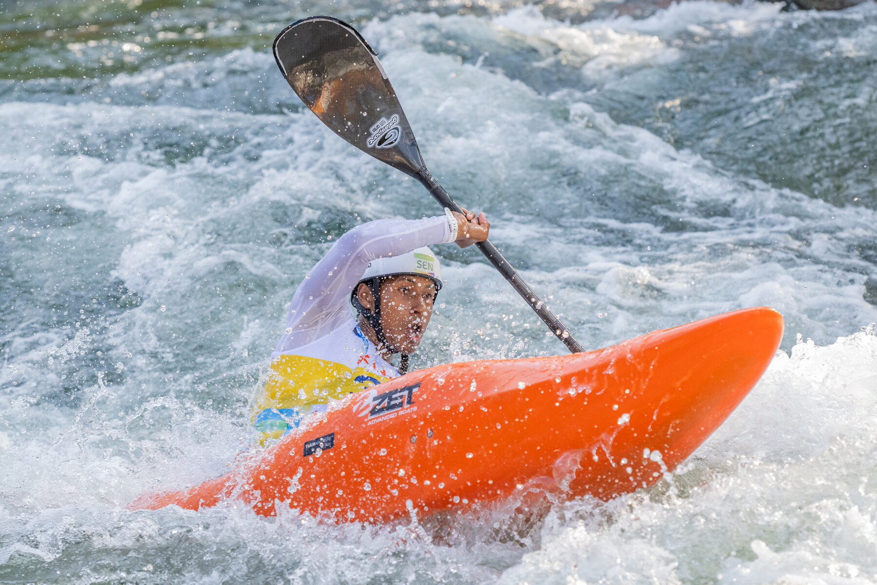 Jean-Pierre Bourhis en eaux vives lors des championnats du monde de slalom