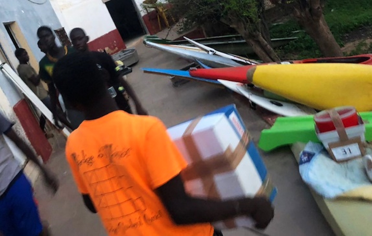 Kayaks et colis dechargés au centre de formation de Ngaparou