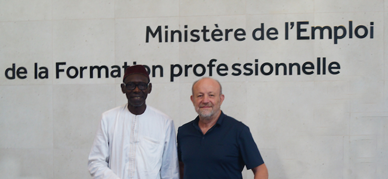 Devant le ministere de l'Emploi et de la Formation professionnelle a Dakar
