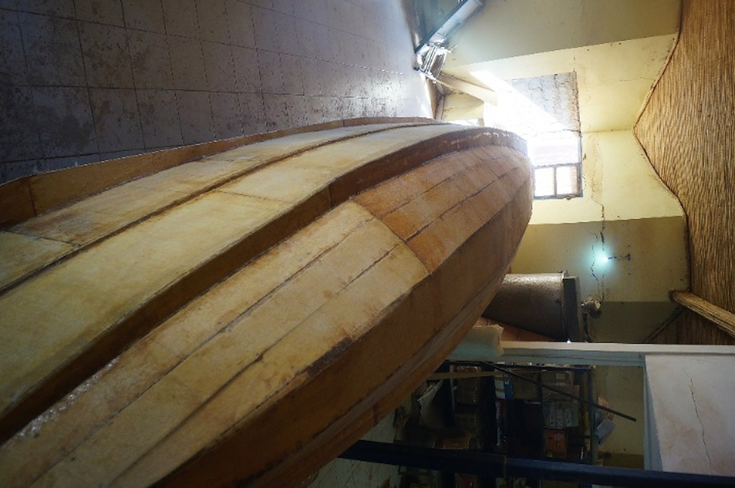 Le modele en bois de la pirogue realise au centre de Ngaparou