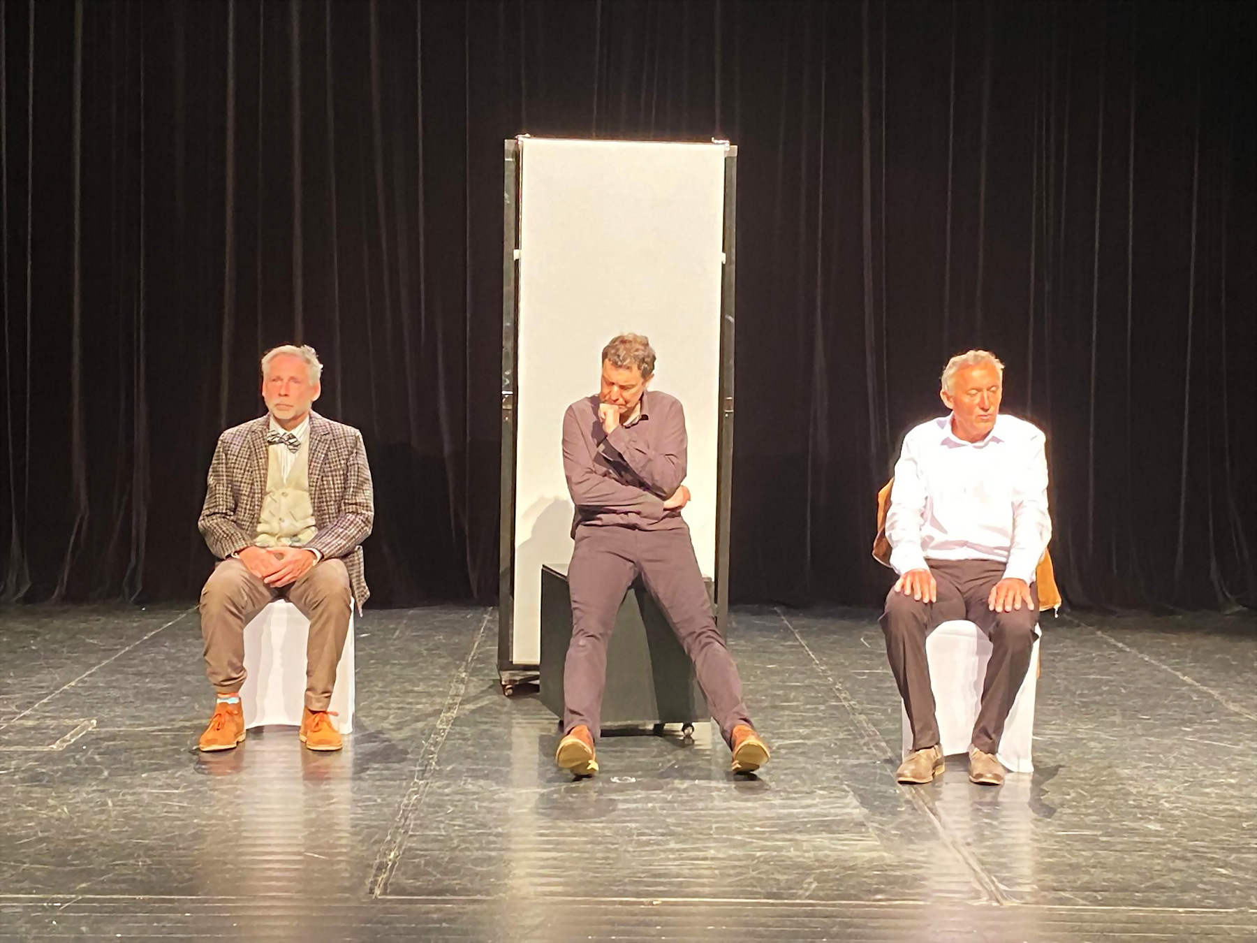 Scene de la piece Art de Yasmina Reza jouee par Le Theatre des Autres Mondes