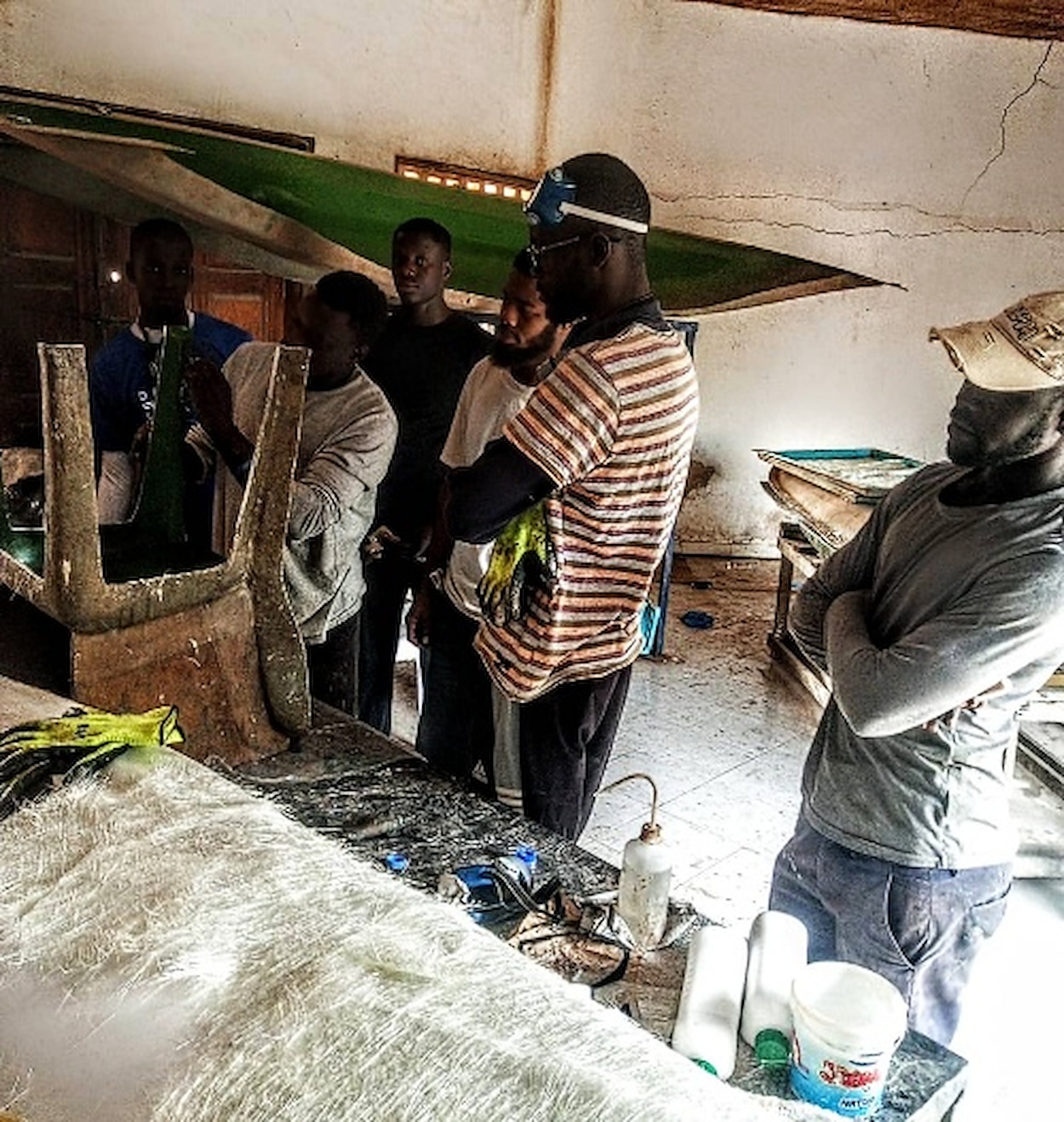 Apprenants pendant la mise en oeuvre des materiaux composites a Ngaparou
