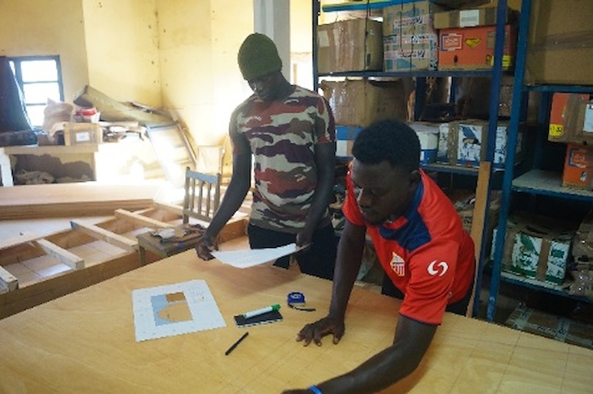 Apprenants au tracage et a l'usinage du modele en bois